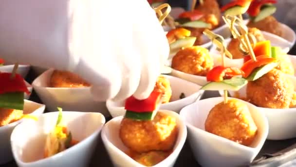 Vis ball hapjes catering voor cocktail party — Stockvideo