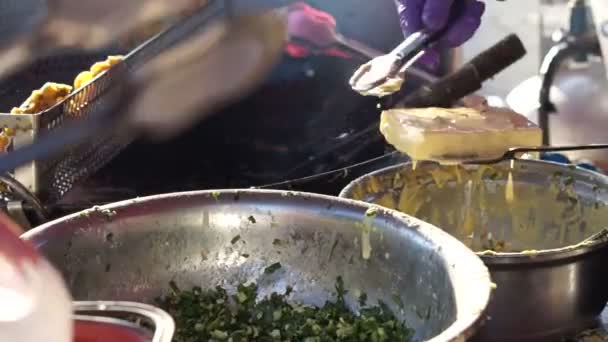 Vendedor ambulante de alimentos puesto chef cocinar pan de harina de Taiwán frito relleno de carne dentro — Vídeos de Stock