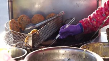 Sokak satıcısı gıda durak Şef derin kızarmış Tayvanlı un çörek pişirme et içinde ile doldurulmuş