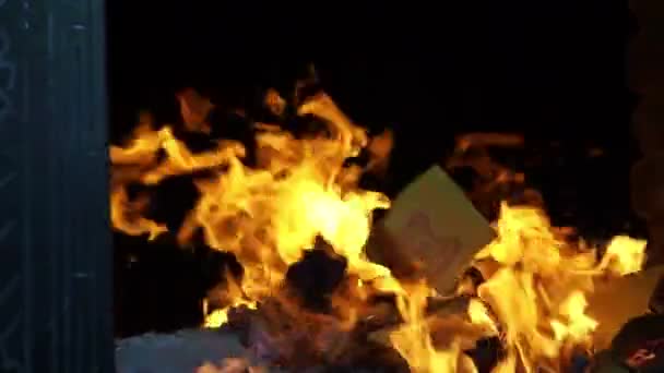 完全な Hd の中国寺で先祖の紙の伝統、燃えるシルバー、ゴールド。黒い背景に炎瞬間 — ストック動画