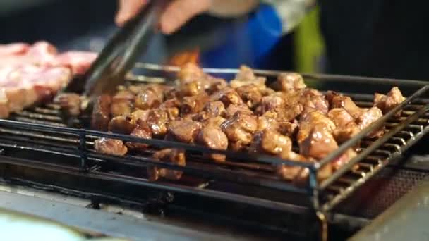 Bife de carne dados cozinhar e inflamado no forno churrasco grelha. Vendedor de comida de rua em Taiwan — Vídeo de Stock