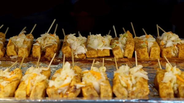 Taiwanese beroemde voedsel, gestoomde en gebakken Stinky tofu met augurk — Stockfoto