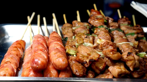 Cozinha aborígene taiwanesa, linguiça de porco e churrasco skrewer — Fotografia de Stock