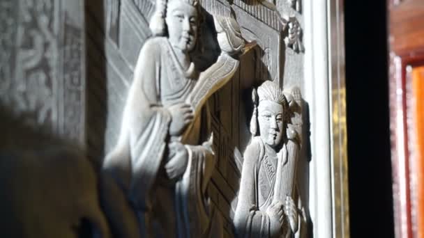 Bas Relief Kunstwerk mit Morgensonne Licht in chinesischen Tempel. Details religiöser Kunst — Stockvideo