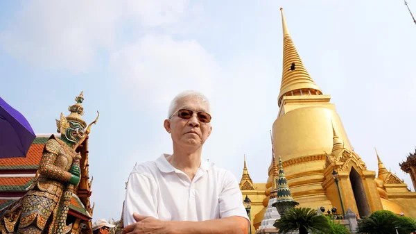 Asian man travel to Wat Phra Kaew, landmark point in Thaialnd — Stock Photo, Image