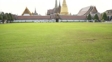 Wat Phra Kaew, Grand palace, Tapınağı Emerald Buda gökyüzü ve yeşil çim. Landmark Bangkok, Tayland