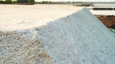 Deniz tuz tuz tavada, sabah güneşi ile tuz alan yığını