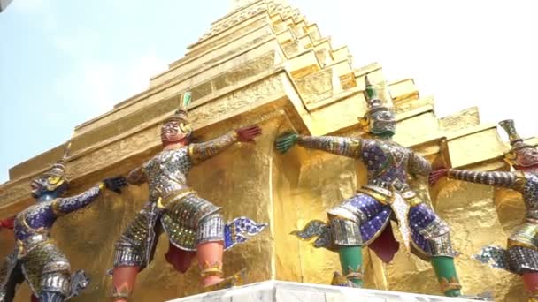 Anjo de guardas gigantes em Wat Phra Kaew, Templo da Esmeralda Buda Marco de Banguecoque, Tailândia — Vídeo de Stock