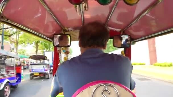 BANGKOK, TAILANDIA - 15 de marzo de 2016: Montar TUK TUK en Bangkok alrededor del casco antiguo de la ciudad — Vídeo de stock