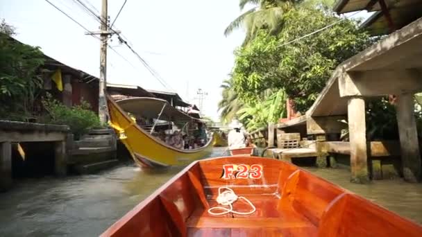 POV av turist, synvinkel båtfärd genom en flytande båt marknaden i Thailand — Stockvideo