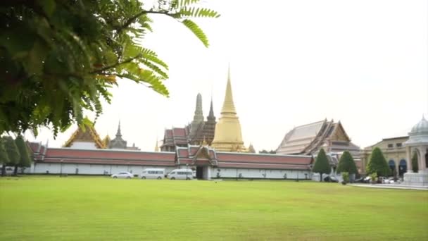 ชายอาวุโสชาวเอเชียเยี่ยมชมวัดพระแก้ว วัดพระมหากษัตริย์มรกต สถานที่สําคัญของกรุงเทพฯ ประเทศไทย — วีดีโอสต็อก