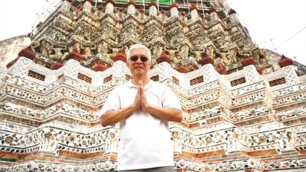 Turista navštívit chrám úsvitu nebo Wat Arun v Bangkoku, Thajsko. orientační určení — Stock video