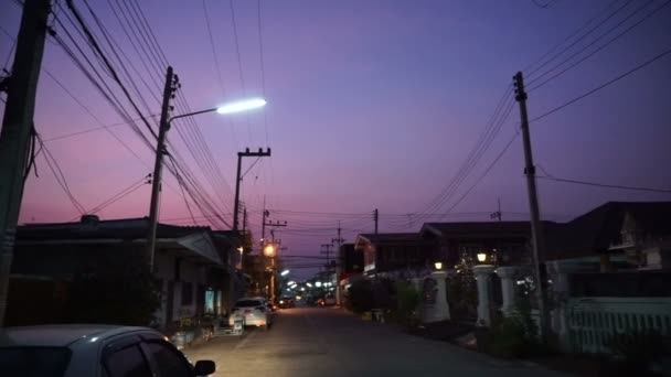 Ländliche Stadt Asiens Silhouette und Straßenlaterne über violett gefärbtem Dämmerhimmel — Stockvideo