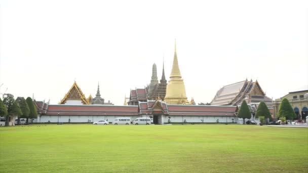 Wat Phra Kaew, Grand Palace, Temple of the Emerald Buddha with sky and green lawn. Ориентир Бангкока, Таиланд — стоковое видео