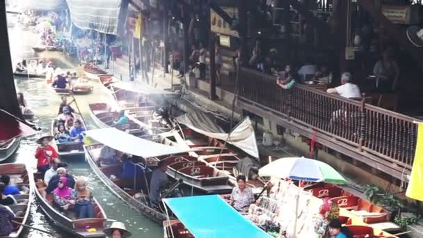 Ratchaburi, THAÏLANDE - 18 mars 2016 : Scène historique des touristes au marché flottant Damnoen Saduak le matin — Video