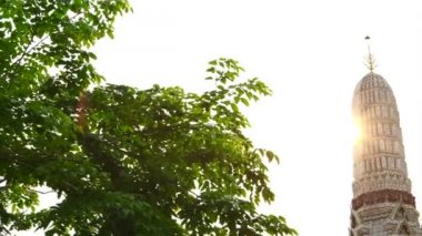 Tay pagoda stupa Budist tapınağı sabah güneş parlaması