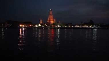 WAT Arun, şafak Tapınağı Bangkok Tayland Landmark geceleri.