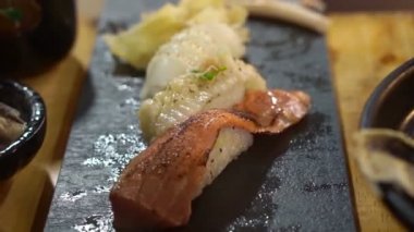 Aburi Nigiri, katılaşmış yarısı balık üzerine pirinç yemek suşi Japon mutfağı