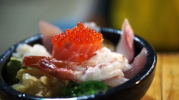 Japonskou gurmánskou sašimi nad misku na rýži. Chirashi míchané mořské plody — Stock video