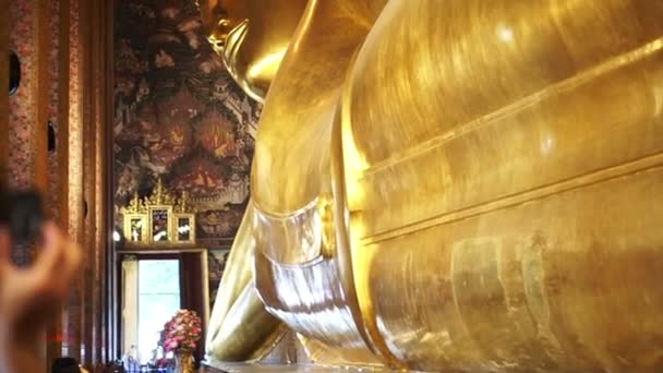 Toeristische bezoek Sleeping Buddha, liggende Boeddha standbeeld in Wat Pho van Bangkok, Thailand — Stockvideo