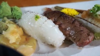 Aburi Nigiri, katılaşmış yarısı balık üzerine pirinç yemek suşi Japon mutfağı
