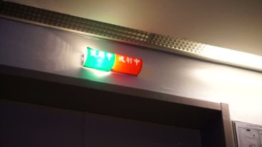 CT tarama işlemi aydınlatma ve dikkat Çince olarak oturum açın. Yeşil ve ne zaman yanıp sönen kırmızı kullanın