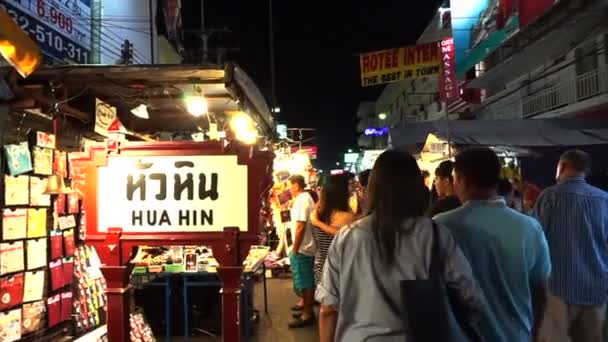 Hua Hin, Tailandia - Marzo 2016: Gente local y compras turísticas en el famoso mercado nocturno — Vídeos de Stock