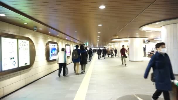Osaka, Japonsko: březen 2015: japonské dojíždějící chůzi spěchal do metra a vlakového nádraží chodník — Stock video