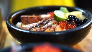 Japon gurme sashimi ekmek kapısı üzerinde. Aburi chirashi karışık deniz ürünleri