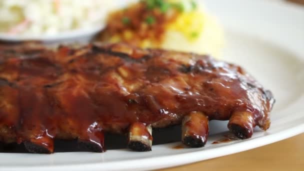Video costolette di maiale con salsa barbecue, purè di patate e insalata di cavolo — Video Stock