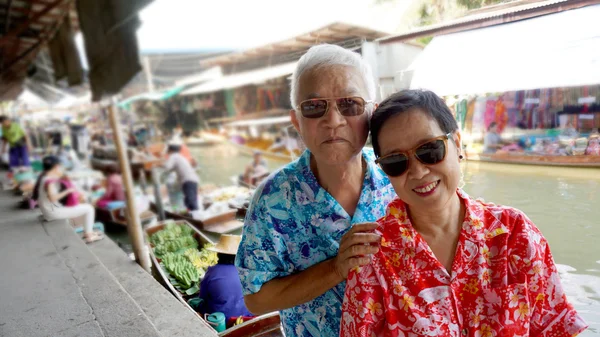 Asiático casal sênior viajar para o mercado flutuante tailândia — Fotografia de Stock