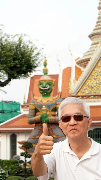 Asian senior man with green giant in temple of dawn, Bangkok, Th — Stock Photo, Image