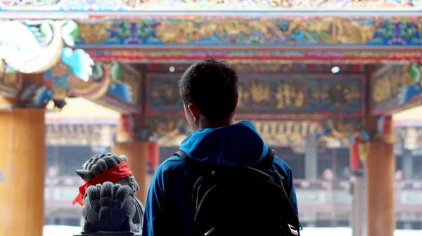 Junger asiatischer Mann reist Backpacker an chinesischem Tempel — Stockfoto