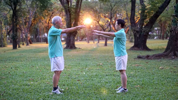 Exerciții de cuplu senior în parcul urban dimineața devreme — Fotografie, imagine de stoc