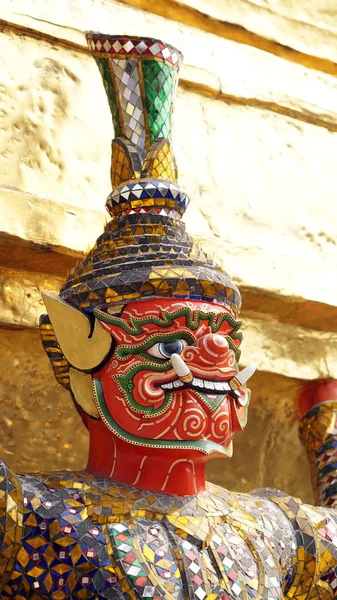 Estátua gigante vermelha em torno de Wat Phra Kaew Templo de Buda Esmeralda . — Fotografia de Stock