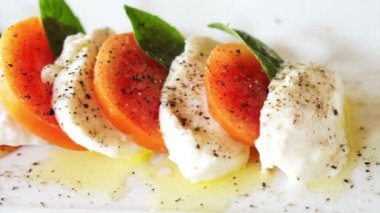 Mozzarella peyniri domates zeytin yağı ve fesleğen yaprakları ile