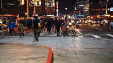 Taipei, Tayvan Roc-Şubat 2016: Taipei karşıya nightv, yürüyüş Tayvanlı kişi