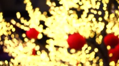 Altın yeni yıl aydınlatma ağaç dalı ile Kırmızı Fener Festivali