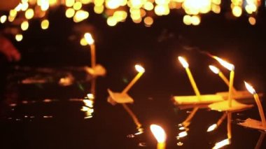 Loi Krathong Festivali Chiangmai, Tayland. Yüzen serbest el sepetleri ve mumlar nehir Tanrıça saygı ödemek için dekore edilmiştir. Dolunay gecesi Tay geleneksel kültür