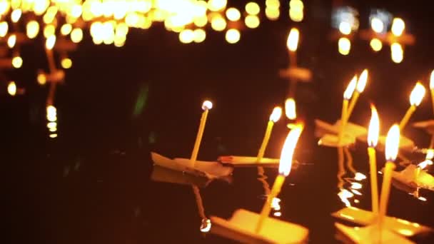 Festival Loi Krathong en Chiangmai, Tailandia. Mano suelta cestas decoradas flotantes y velas para pagar respeto a la diosa del río. Cultura tradicional tailandesa en la noche de luna llena — Vídeo de stock