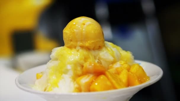 Тайвань Знаменитый манго бритый лед с мороженым. Тропические фрукты — стоковое видео