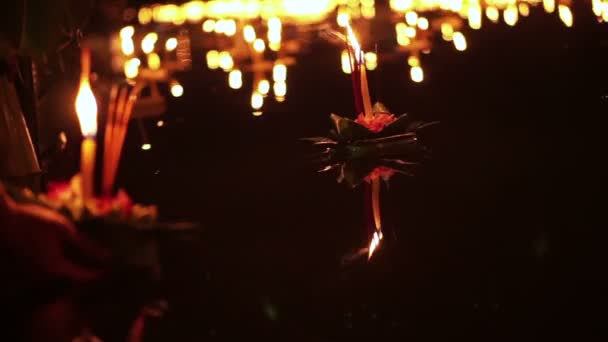 Loi Krathong Festival em Chiangmai, Tailândia. Mão liberando cestas decoradas flutuantes e velas para pagar respeito à deusa do rio. Cultura tradicional tailandesa na noite de lua cheia — Vídeo de Stock