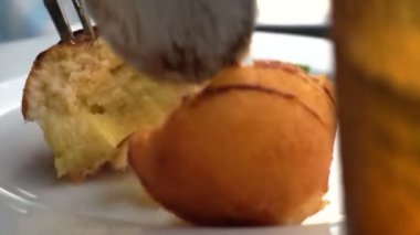 Kızarmış muz ve dondurma topları ile çikolata tatlı tepesi yeme