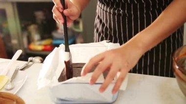 Çikolatalı browni kek yapmak. Dökme ve ızgara çikolata erime yüzey önce fırında