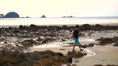 Andaman Denizi güzel günbatımı akşam sahne. Ranong, Tayland Koh Phayam Island beach