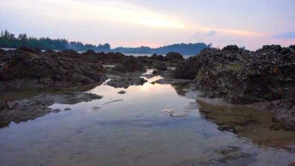 Vacker solnedgång kväll scen i Andamansjön. Koh Phayam Island beach i Ranong, Thailand — Stockvideo