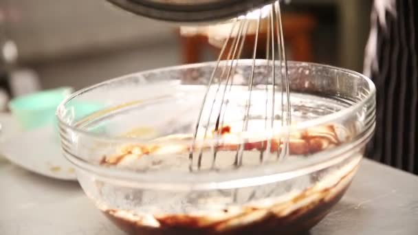 Fazendo bolo de chocolate padaria. Despeje a mistura de farinha no chocolate derretido — Vídeo de Stock