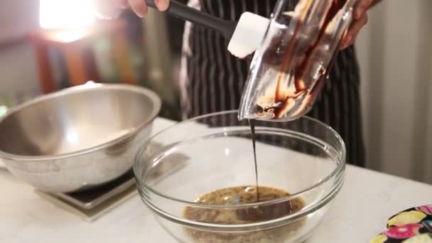 Att göra choklad brownie bageri. Hälla smält choklad att blanda med kaffe — Stockvideo