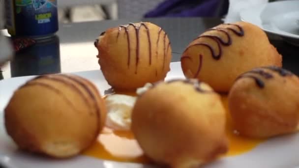 吃巧克力甜点打顶的油炸的香蕉和冰淇淋球 — 图库视频影像