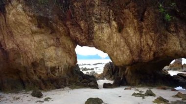 Güzel deniz kayalık dağ Andaman Denizi'nin delikten. Ranong, Tayland Koh Phayam Island beach